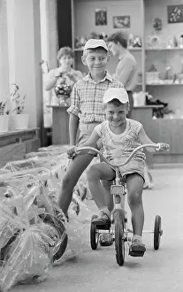 Cyclists: Oryol shop-exhibition