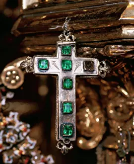 Gemstone: Ostensorium. Gothic. 14th C. Detail cross adorned with green