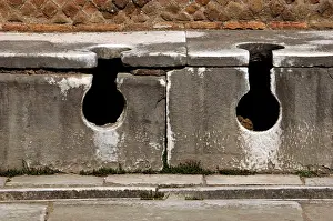 Lazio: Ostia Antica. Latrine