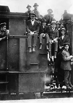Overcrowded: Overcrowded train in Berlin, 1919