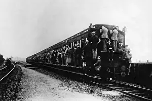 Overcrowded: Overcrowded train in Berlin, 1919