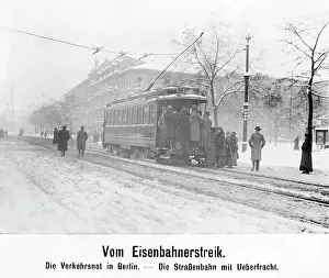 Strikes: Overloaded tramway during the railway strike in Berlin, 1922