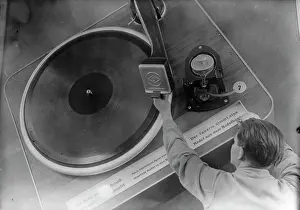 Juli: An oversized record player on the