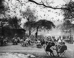 Parkway: Packed in the Embankment Gardens in