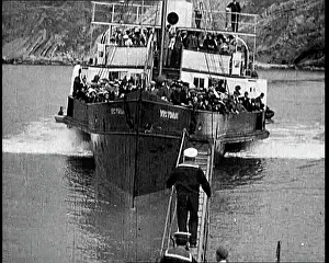 Packed: The Paddle Boat Victoria Coming In To Dock