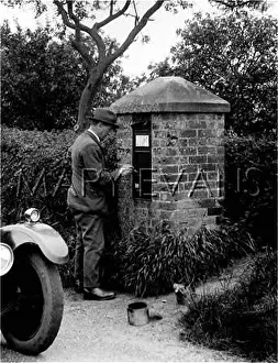 Indispensable: PAINTING PILLAR BOX