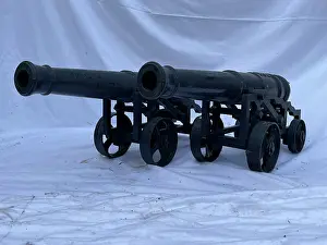 Tapering: Pair of cast iron cannon on carriages