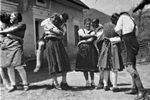 Photographie: Four pairs at the Styrian dance. About 1935