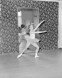 Gibbons: Pam Gibbons- Ballet Dancer, Bexley
