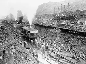 Earthmoving: Panama Canal construction cutting through ?