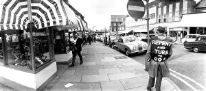 Gilet: Panoramic street scene with religious campaigner