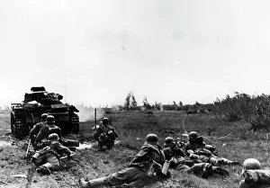 Baggage: Panzer III and infantry - Eastern Front, 1941