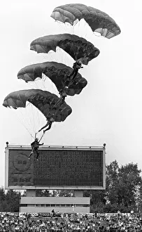 Parachute: Parachute competitions, 1982
