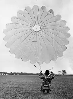 Parachutist: Parachutist landing