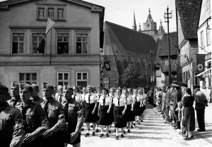 Lass: Parade of BDM and HJ members