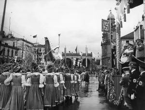 Dino: Parade on the Day of German Art in Munich, 1938