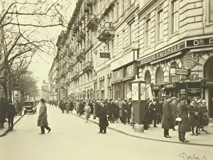Promenades: Parade of elegant people in Vienna