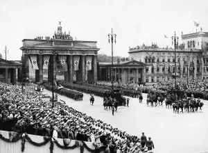 Pariser: Parade of German troops in Berlin, 1940