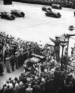 Pariser: Parade of German troops in Berlin, 1940