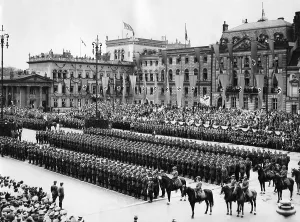 Pariser: Parade of German troops in Berlin, 1940