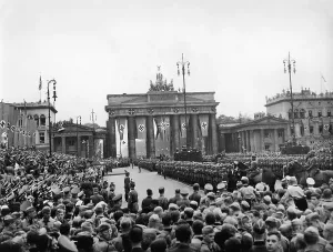 Pariser: Parade of German troops in Berlin, 1940