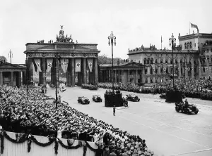 Pariser: Parade of German troops in Berlin, 1940