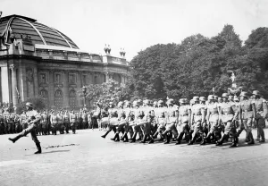 Triomphe: Parade of German troops in Paris, 1941