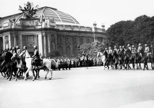 Triomphe: Parade of German troops in Paris, 1941