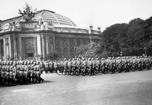 Triomphe: Parade of German troops in Paris, 1941