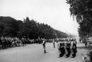 Triomphe: Parade of German troops in Paris, 1941