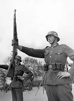 Rotate: Parade ground drill at a unit of the Wehrmacht, 1940