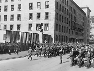 Minis: Parade of the guard of honor in front of the Reich Air Minis