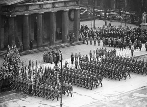 Mackensen: Parade in front of the Neue Wache on the Memorial Day of the