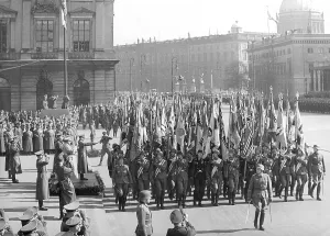 Zeughaus: Parade in front of the Neue Wache on the Memorial Day of the