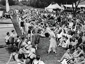 Rickmansworth: Parade with old and new bathing suits