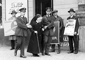 Electoral: Paramedics help an old woman to exercise her voting rights