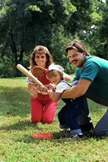 Tay001: Parents and child playing baseball