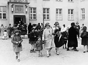 Cones: Parents and students on the first day of school, 1929