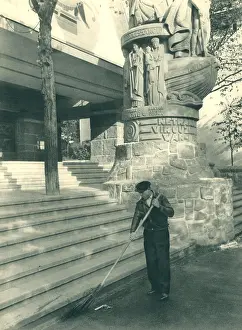 Gutters: Paris Expo 1937, Cleaning Gutters
