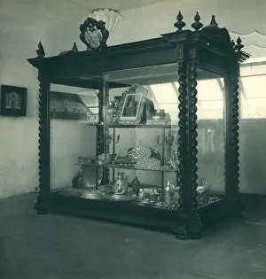 Laure: Paris Expo 1937, The Pavilion Of Peru, Showcase