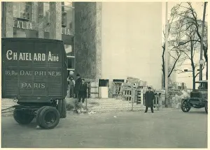 Pallets: Paris Expo 1937, Unloading Boxes