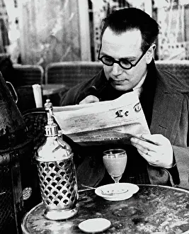 Brille: Paris, man reading 1930s