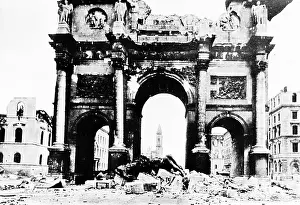 Quadriga: The partially destroyed Siegestor in Munich, 1945