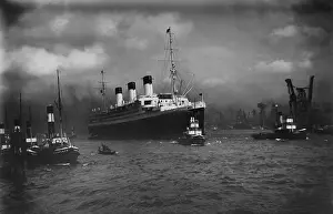 Towed: The passenger ship Cap Arcona is towed into the port of Ha