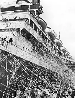 Strips: Passenger steamer in the harbor of Sydney, 1930