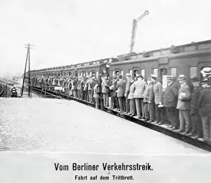 Able: Passengers on the footsteps of a Berlin train, 1919