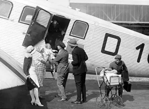 Koenigsberg: Passengers in front of a Junkers G-24 belonging to Lufthansa