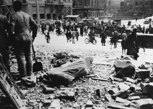 Heavily: Passers-by in front of the damaged Cologne Cathedral, 19