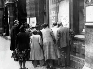 Notice: Passers-by are informed about the front, 1940/41