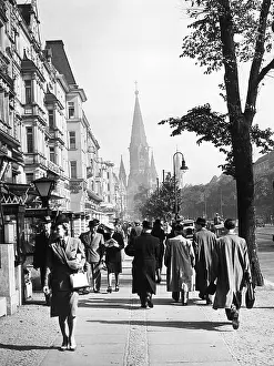 Kurfuerstendamm: Passers-by on the Kurfuerstendamm, 1941